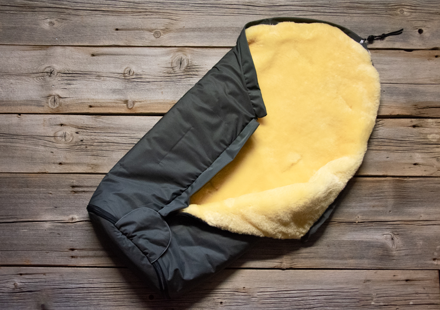 Kinderlammfellfußsack