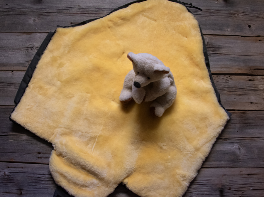 Kinderlammfellfußsack